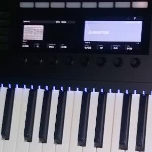 Komplete Kontrol S49, MIDI-koskettimisto.